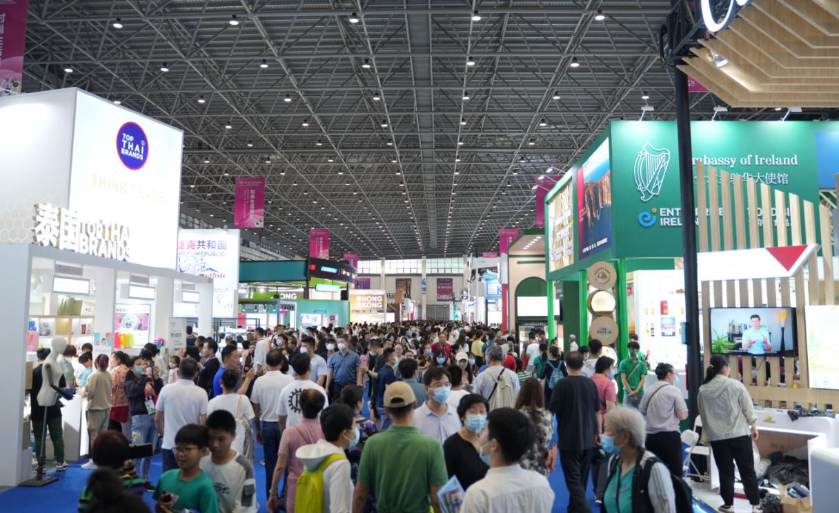 第三届中国国际消费品博览会现场人头攒动，折射出中国大市场带来的巨大机遇。记者 许维娜摄