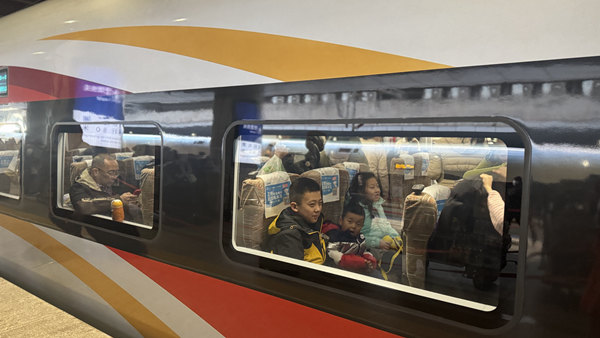 旅客乘坐高铁列车。中国铁路北京局供图